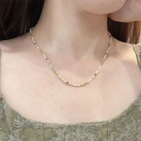 Collier ethnique en pierres naturelles et perles de coquillages avec placage or 18 carats, design luxueux et subtilement opulent pour femmes