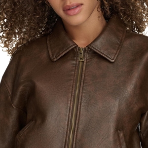 Veste en cuir 100% premium pour femme, style universitaire multi-patchs avec détails brodés, pour le streetwear, en vente - Product Image 2