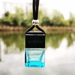 Logotipo personalizado 8ml Difusor de perfume del coche Botella de vidrio vacía de aceite esencial Colgante Coche Botella de fragancia Contenedor con tapa negra - Product Image 2