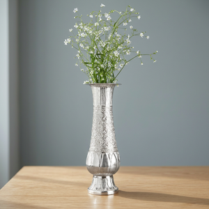 Moderno Florero de Metal Plateado Hecho a Mano - Product Image 2