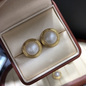 Pendientes de Perlas Mabei World, Chapados en Oro 9999 sobre Plata Pura, Perlas Mabe de Agua Blanca, Diseño Clásico Redondo - Product Image 1