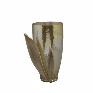 Jarrones de flores de cuerpo de vidrio de lujo con marco de metal de diseño de hoja para decoración de boda en casa con tamaños de 9x9x12 pulgadas - Product Image 1