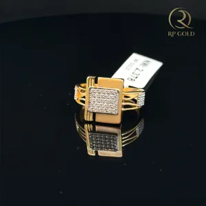 Elegante anillo de oro con diseño de piedra cuadrada y banda moderna en capas, perfecto para un look elegante y para el uso diario. - Product Image 1