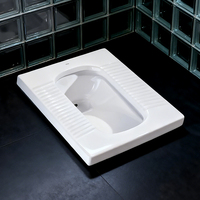 Cuvettes de toilettes en céramique à poser au sol, design moderne, fond blanc, avec logo sérigraphié personnalisé, pour installations publiques