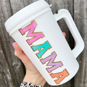 Vaso de Plástico de 34 oz con Estampado de Leopardo y Color Sólido, con Banda Aislante y Asa - Product Image 2
