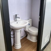 Toilettes mobiles de chantier avec structure en acier, ventilateur, porte coulissante, WC extérieur portable avec lavabo intégré