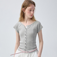 Chemisier en maille boutonnée ajusté pour femme VEGA CHANG, gris chiné pâle, en tissu côtelé chiné mat et doux, col en V à petite encoche, manches raglan