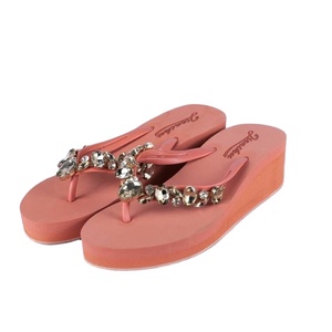 Tongs compensées souples et décontractées pour femmes, avec strass et design tendance, à talon haut - Product Image 1