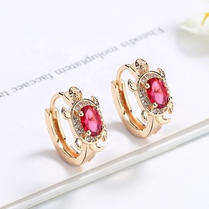 ต่างหูห่วงทรงรีชุบทอง 18K ประดับคริสตัลหลากสีสำหรับเด็ก ดีไซน์ทันสมัย - Product Image 4