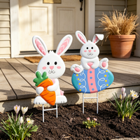 Poteau décoratif de jardin en métal « Lapin joyeux avec carotte et œuf » pour décoration extérieure de pelouse printanière