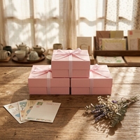 Boîte cadeau carrée de grande taille en carton ondulé avec couvercle relevable, laminée mate, gaufrée et estampée à chaud pour la Saint-Valentin