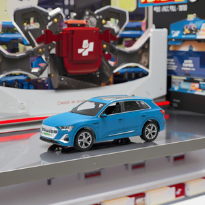 عرض خاص باللون الأزرق لسيارة أودي E-tron بالتحكم عن بعد لعبة صب رائعة من المعدن وبولي فينيل كلوريد للأطفال ألعاب صب بجهاز تحكم عن بعد هدية مجموعة سيارات - Product Image 2