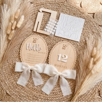 Marqueurs de développement de bébé en bois 3D personnalisés |   Ensemble de mois interchangeables |   Panneau d'annonce de naissance « Bonjour le monde » |   Accessoire photo pour bébé