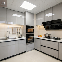 Ensembles d'unités de cuisine modernes minimalistes sur mesure, finition haute brillance, portes à panneaux plats, placards de cuisine en bois avec placage PET