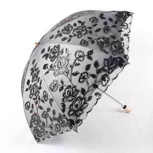 Parasol rétro doré en tissu Lolita avec revêtement noir, style européen, pour mariée, mariage, avec dentelle florale - Product Image 5