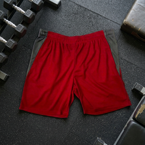 Shorts de sport pour homme NIMO, rouge, longueur genou, avec bande latérale grise, séchage rapide, taille élastique, tissu tricoté en polyester - Product Image 3