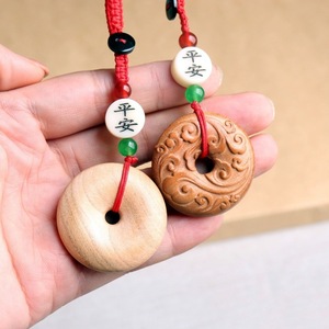 Pendentif porte-bonheur en bois de pêche sculpté Nuage Auspicieux, unisexe, cadeau, bijou artisanal, accessoire - Product Image 4