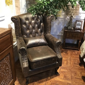 Poltrona Vintage Wingback in Ecopelle Marrone con Bottoni Trapuntati, Finitura con Borchie, Gambe in Legno Curvato, Cuscino Lombare, Poltrona d'Accento per Soggiorno - Product Image 4