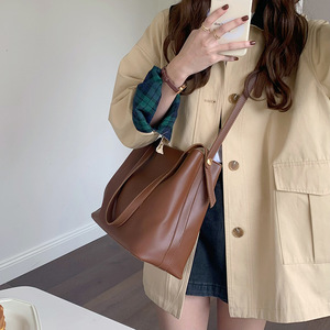 กระเป๋าโท้ทผู้หญิง สีดำ ความจุขนาดใหญ่ ปิดด้วยซิป ใช้ได้ทุกวัน สไตล์สีพื้น - Product Image 3