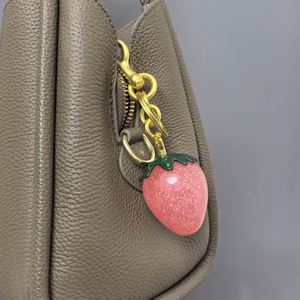Porte-clés Fraise Charmant - Pendentif en Résine Rouge et Rose, Accessoire de Sac de Luxe et Breloque pour Clés de Voiture - Product Image 5