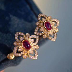 Orecchini a perno vintage placcati oro con rubino, design floreale, montatura a castone, gioielli da festa da donna, orecchini alla moda in lega - Product Image 4