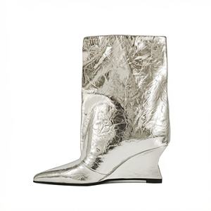 Botines de mujer de piel sintética arrugada de estilo modernista, caña ancha, tacón de cuña escultural de 7,5 cm, punta afilada - Product Image 2