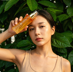 ELRA Glass Skin Face Mist, Fórmula Hidratante con Vitamina C y Cuidado de Barrera Hidratante para una Piel Saludable, Radiante y Juvenil - Product Image 1