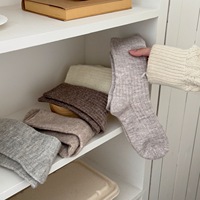 Chaussettes en laine unies de style japonais OEM, polyvalentes, chaudes pour l'hiver, tricotées, mi-mollet, douces, épaisses et onctueuses pour femmes