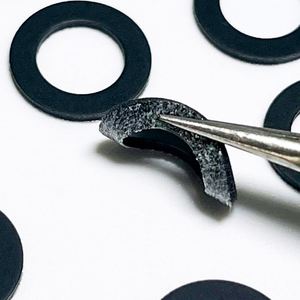 Joint d'étanchéité en silicone noir personnalisé pour l'étanchéité électronique automobile, résistant à l'eau et aux hautes températures - Product Image 2