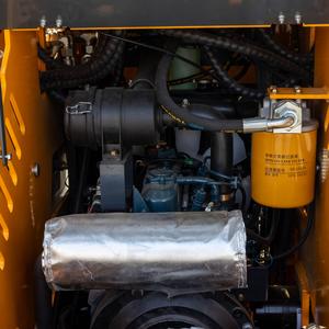 Chargeuse compacte HIGHTOP HTS530 silencieuse et efficace, équipée d'une puissance <span class=keywords><strong>de</strong></span> 14 kW et d'une capacité <span class=keywords><strong>de</strong></span> 450 kg, conçue pour des applications <span class=keywords><strong>de</strong></span> travail polyvalentes - Product Image 5