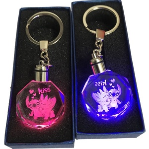 Charming YearsCrystal Mini 7 - Caja <span class=keywords><strong>de</strong></span> Regalo Octogonal Duradera con Diseño <span class=keywords><strong>de</strong></span> Cristal Transparente <span class=keywords><strong>de</strong></span> 7 Colores con Iniciales <span class=keywords><strong>de</strong></span> los Diseñadores, con LED y Figura <span class=keywords><strong>de</strong></span> <span class=keywords><strong>Lilo</strong></span> y Stitch - Product Image 2