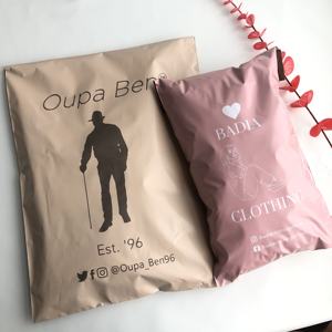 Enveloppes d'expédition en mylar de luxe biodégradables à 100 % avec logo personnalisé, autocollantes, pour l'emballage de t-shirts, de chaussettes, de chaussures et de fourrures - Product Image 1