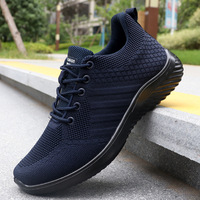 Baskets décontractées sportives respirantes et légères pour hommes, avec un design minimaliste noir pur pour le dessus et une semelle souple et amortie