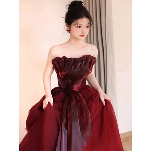 S0589T Robe de mariée royale d'été élégante avec coupe ajustée et traîne chapelle - Product Image 1