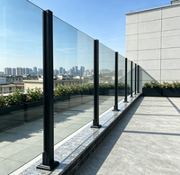 Poteau de balustrade carré contemporain en acier inoxydable avec supports pour panneaux de verre pour projets d'escaliers, de balcons et de terrasses