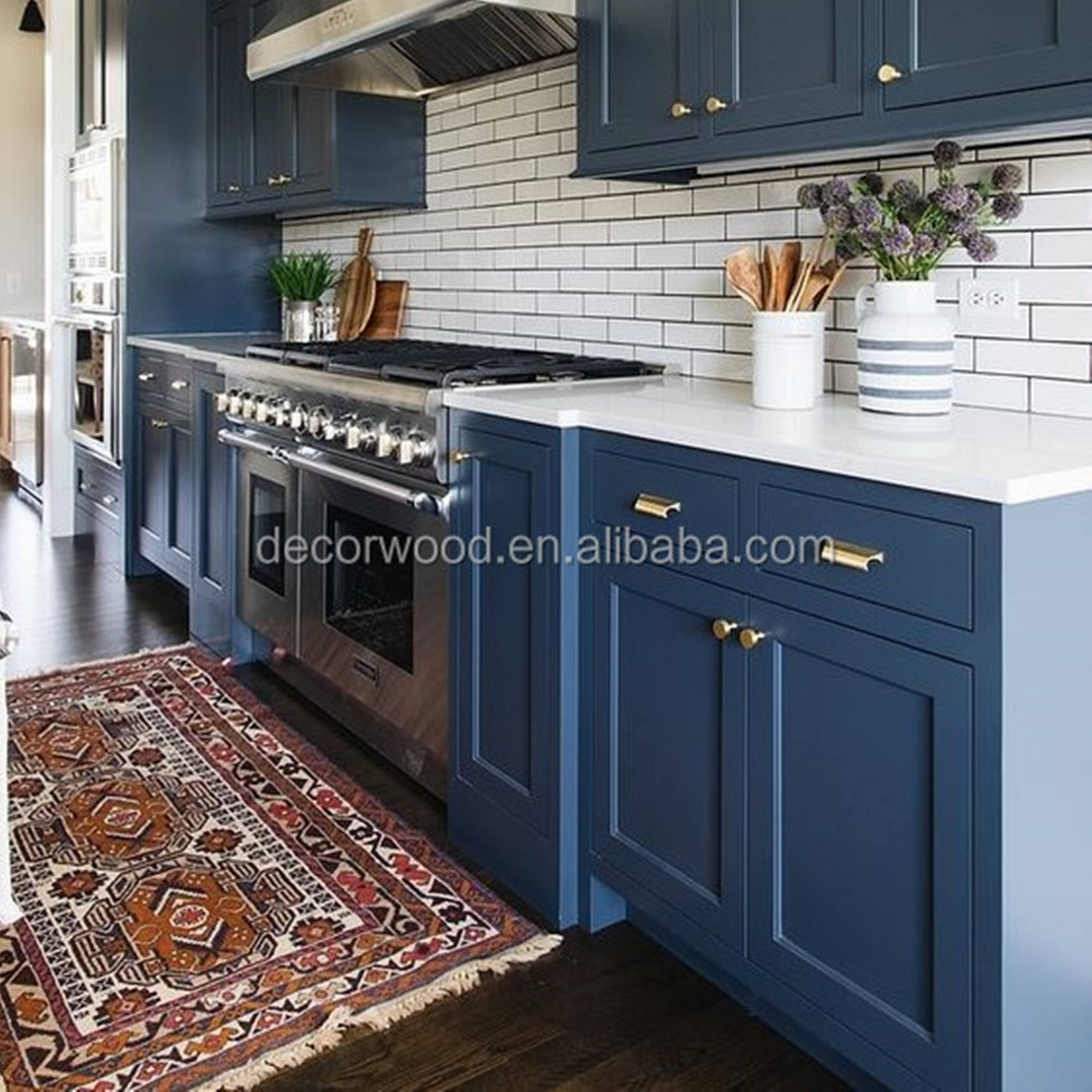 モダンなネイビーブルーのキッチンキャビネット、シェイカーキッチン