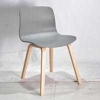 Chaise de salle à manger en plastique PP pour la maison et les restaurants, chaise ergonomique à coque avec pieds en bois de hêtre naturel pour café et bistrot