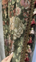 Tissu drapé floral classique européen à grandes roses, couleurs exquises et riches, rappelant une peinture à l'huile vintage.