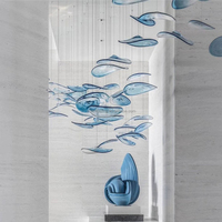 Lustre en verre soufflé à la main en forme de feuille flottante, art moderne, lampe suspendue sur mesure de grande taille pour l'éclairage de projets d'hôtels, ascenseurs et halls d'entrée