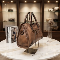 Sac fourre-tout de moto en cuir véritable vieilli, sac à main vintage clouté avec poignées surpiquées, fermeture éclair à pompon, vente en gros OEM