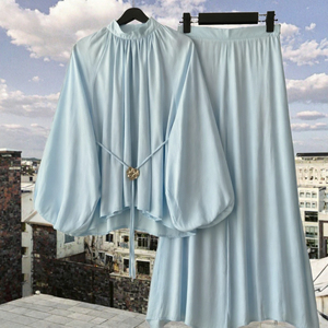 Ensemble deux pièces décontracté pour femme : Blouse à col montant et manches lanternes froncées, et jupe longue taille haute en polyester de couleur unie - Product Image 3