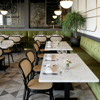 Meubles de restaurant modernes, banquette longue en velours vert, table carrée en marbre, chaise en rotin noir en métal pour café