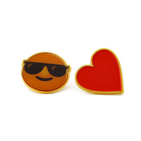 Vente en gros de petites épingles en résine époxy avec sourire en forme de cœur plaqué or 2d 3D épinglettes pour souvenirs