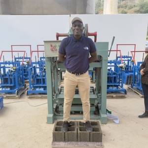 Người dùng nước ngoài ủng hộ máy móc làm gạch xi măng, chẳng hạn như máy làm gạch rỗng 6 inch. - Product Image 3