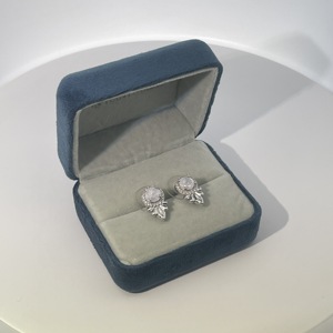 Boucles d'oreilles clous en laiton plaqué or Tianyu Gems avec pierres en zircon blanc, design feuille à quatre griffes, style vintage et tendance - Product Image 5