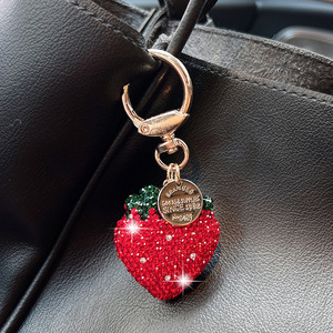Nouveau type de porte-clés <span class=keywords><strong>fraise</strong></span> diamant en argile céramique, décoration de sac à la mode, pendentif brillant, porte-clés cadeau en gros - Product Image 3
