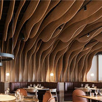 Panneaux de plafond en aluminium courbés décoratifs imperméables modernes pour les bureaux d'entreprise, les halls d'accueil