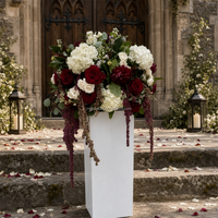 Bola Bunga Hydrangea Hijau Burgundy Ramah Lingkungan yang Elegan dengan Sentuhan Alami untuk Upacara Pernikahan di Gereja Dalam Ruangan dengan Pita Gantung