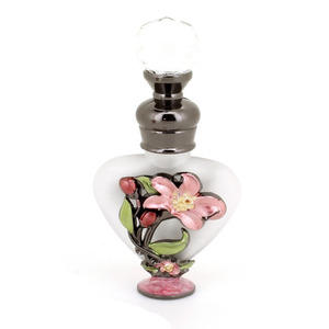 Botella de vidrio rosa con diseño floral pequeño retro para envasar aceites esenciales y perfumes. - Product Image 4