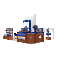 Positionnement de la marque de soins de la peau haut de gamme, espace d'exposition de type vente au détail hors ligne / pop-up, panneaux en bois brun, vitrine
